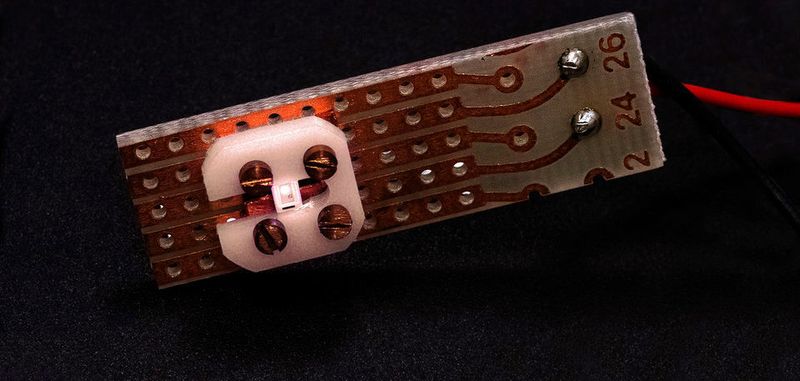 Am Fraunhofer CAN in Hamburg entwickeln die Forscher Leuchtmittel für effizientere, wärmere Weißlicht-LED.