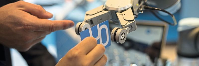 In neueren Modellen ist die Sensortechnologie im Greifer selbst eingebaut, so zum Beispiel beim RG2-FT-Greifer von OnRobot.