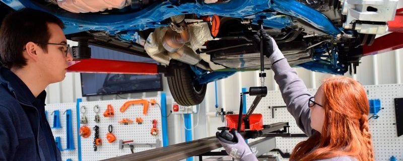 Die beiden Auszubildenden Lena Griebel und Philipp Wiebecke werden bei den Würzburger Karosserie- und Schadentagen gemeinsam mit ihrem Celette-Trainer Dirk Zentgraf live einen Strukturschaden reparieren.