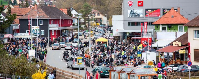 Motorräder, wohin das Auge blickt, wie hier auf einem Event des Auer Biker Villages in Stockach-Zitzenhausen.