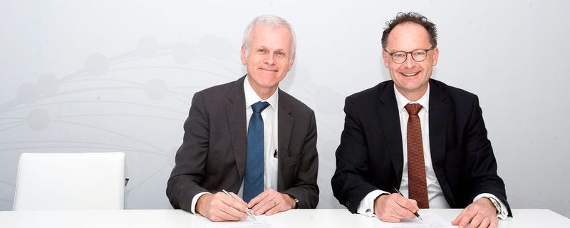 Siegfried Gross, Vice Präsident bei Keysight (links) und Manfred Miller, geschäftsführender Gesellschafter bei Nordsys, bei der Vertragsunterzeichnung in Barcelona.