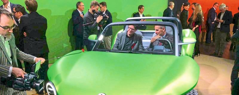 Zeigt den Medien am Vorabend des Genfer Autosalons den neuen ID Buggy: VW-Konzernchef Herbert Diess (rechts im Fahrzeug).