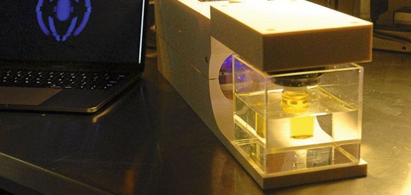 Der Replikator durchstrahlt ein rotierendes, mit lichtempfindlicher Flüssigkeit gefülltes Probengefäß mit wechselnde Lichtmustern. Durch eine Überlagerung der Lichtmuster entsteht eine dreidimensionale Energiedosis, die ausreicht, um das Material in der gewünschten Geometrie zu verfestigen. Ein Computeralgorithmus berechnet im Vorfeld die genauen Lichtmuster die benötigt werden, um ein bestimmtes Objekt zu formen.