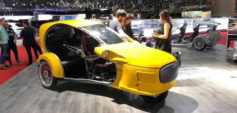 Sbarro zeigt unter dem Namen El-Richo einen 1+3-Sitzigen Elektro-Flitzer mit langer Schnauze und Rikscha-ähnlichem Aufbau.