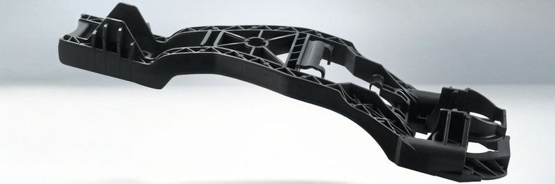 Bei diesem Türgriffträger eines Automobilherstellers ersetzt der Werkstoff Kebater PBT das Polyamid PA6.6 GF 30.