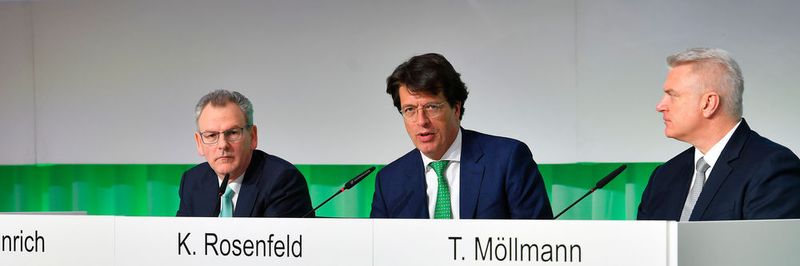Vorstandsvorsitzender Klaus Rosenfeld (Mitte) zeigt sich nicht zufrieden mit der Ertragslage der Sparte Automotive OEM: „Maßgeblich für den Ergebnisrückgang der Sparte Automotive OEM war vor allem das schwierige Markt- und Wettbewerbsumfeld und der zunehmende Veränderungsdruck. “