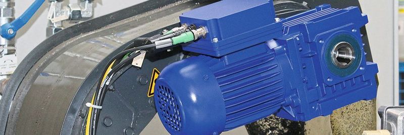 TorqueControl 4.0 ist eine integrierte mechatronische Lösung, welche durch schnelle und präzise Messung von Strom und Spannung netzbetriebene Getriebemotoren bei Überlast selbständig abschalten und Drehmomentverläufe zyklisch anzeigen, melden und auswerten kann.