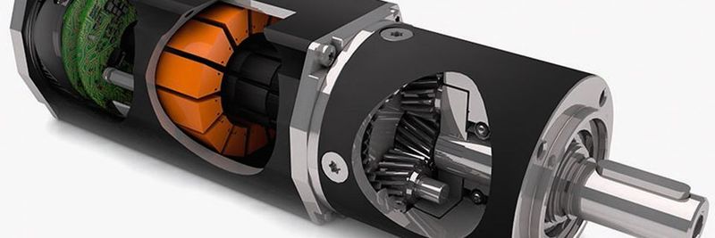 Der BG 95 dPro ist der erste Servomotor mit einer Spitzenleistung bis 3900 W, der bei Kleinspannung bis 60 V kein externes Steuergerät benötigt, da er diese hoch integriert beinhaltet.