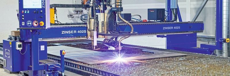 Eine der beiden neuen Zinser 4025. Diese ist ausgestattet mit einem Autogenbrenner und dem hochdynamischen Zinser-Plasmafasenaggregat.