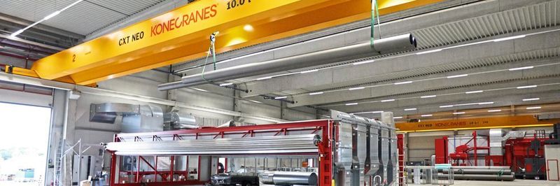 Die Hubwerke der sechs CXT-Neo-Zweiträger-Brückenkrane heben Stahlrohre absolut synchron für einen sicheren Betrieb in der neuen Halle von Brinker Fetten Logistik.