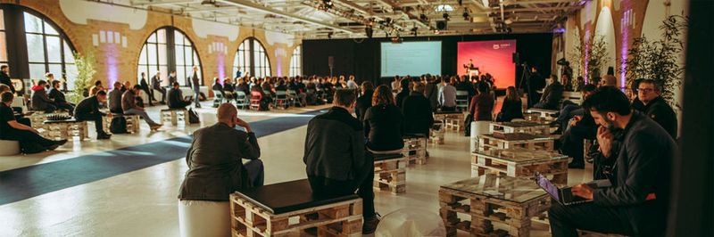 Der AWS Summit lockte auch 2019 rund 7.000 Besucher nach Berlin. Neben zahlreichen Keynotes und Sessions kam aber auch das Networking in entspannter Atmosphäre nicht zu kurz.