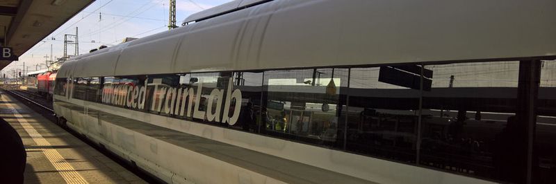 Das sensorgespickte Advanced Train Lab der Deutschen Bahn testet im Rahmen des 5G-Feldversuchs entlang der A9 bei Nürnberg Technologien wie Network Slicing und Datenübertragung im und aus dem fahrenden Zug.