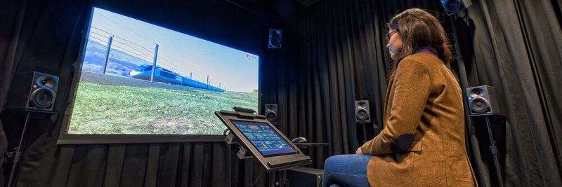Im Aura Lab der Empa testen Forscher die Lärmsimulation in einem schalldichten Raum.