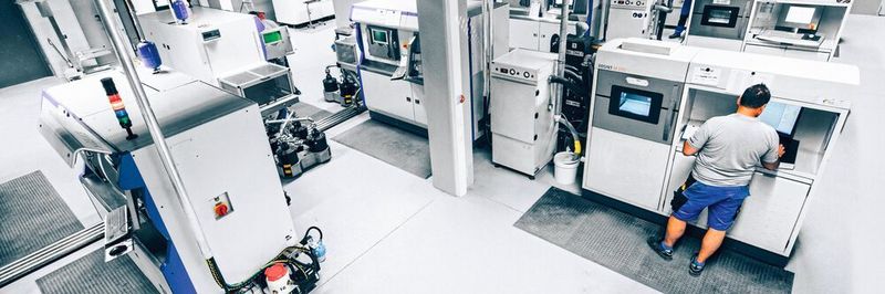 Contract manufacturers offer more than just a 3D printer. Apart from process and material diversity, professional additive manufacturers also offer advice with regard to design. (The image shows the metal workshop of Fit).