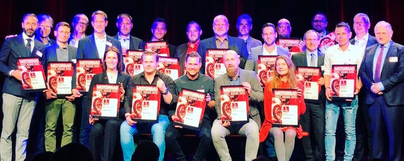 Die 21 „Best-Brand“-Sieger des Jahres der Zeitschrift „Motorrad“ am 11. März auf der Bühne des Stuttgarter Renitenztheaters.