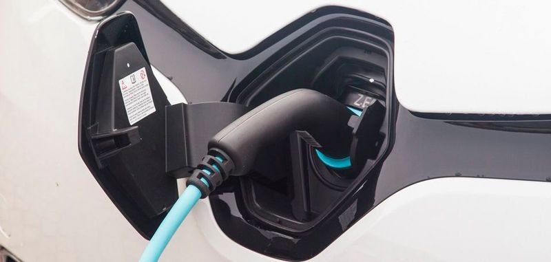 Entwickler haben für Straßenlaternen einen Prototypen entwickelt, um Elektrofahrzeuge schneller laden zu können.