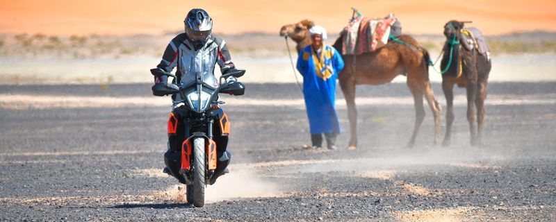 KTM baut mit der 790 Adventure seine Mittelklasse-Baureihe aus und schafft mit zwei Versionen ein breites Angebot für Weltenbummler und schnelle Bergfexe.