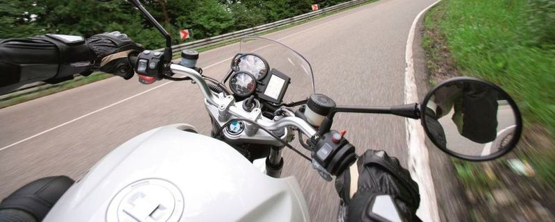 Biker aufgepasst! Nach der Winterpause fehlt noch das Gefühl für die Maschine. warnt die Dekra.