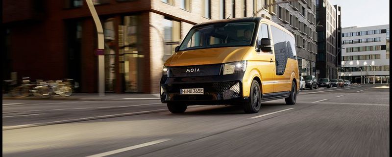 Das sechs Meter lange Elektrofahrzeug wurde auf der Basis des Transporters Crafter eigens für den Moia-Dienst entwickelt und bei VW in Osnabrück in Kleinserie produziert.