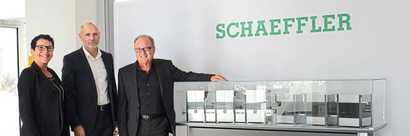 Stolz auf das Ergebnis: Petra Kurz-Ottenwälder, Bernd Wollenick, Leiter Sondermaschinenbau der Schaeffler-
Gruppe, und Max Ottenwälder (v.l.). Ein Modell der neuen Maschinen steht im Eingang zur Produktionshalle bei Schaeffler.