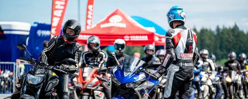 „One25 Day“ – Unter diesem Namen veranstaltet Yamaha seit 2015 Fahrtrainings speziell für die Gruppe der 16 bis 18-Jährigen im Umfeld von Rennstrecken und Fahrsicherheitszentren.