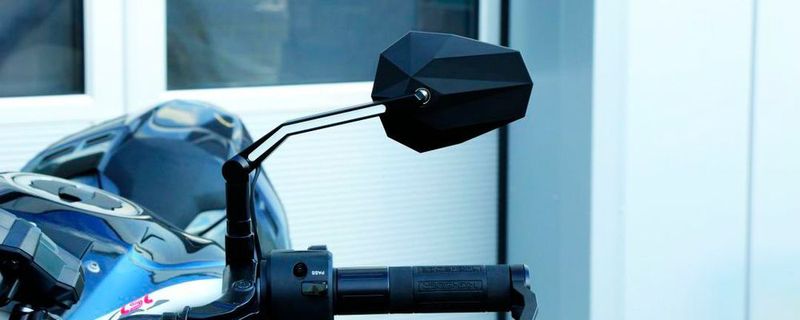 Durch Positionslichter wird die Silhouette des Bikes optisch verbreitert und damit die Erkennbarkeit im Straßenverkehr verbessert.