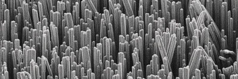 Mittels NanoWiring hergestellter Aluminum-Rasen auf einer Leiterplatte.