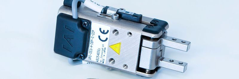 Der elektrische Zweipunkt-Hubmagnet-Greifer ist in den beiden Ausführungen mit maximalen Greifkräften von 10 N und in der größeren Variante von 20 N erhältlich.