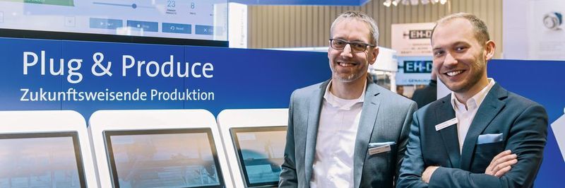 Patrick Bruder (links), Business Development Manager Automation und Systems Engnieer Konrad Cop bei der Vorstellung des Showcases Plug & Produce von Lenze auf der SPS IPC Drives 2018.