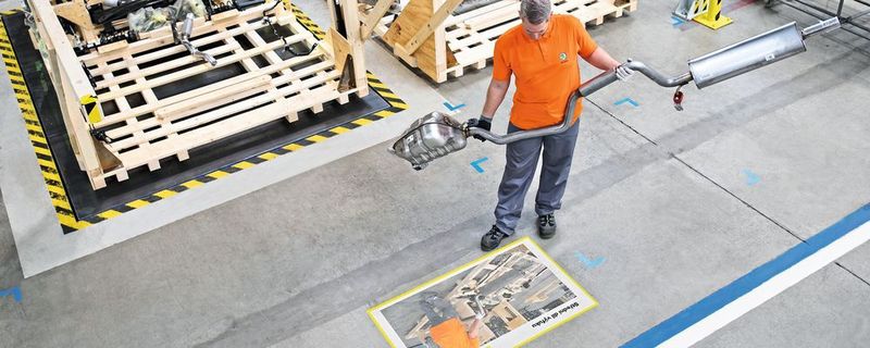 Škoda testet in seinem Werk im tschechichen Mlada Boleslav so genannte Videomapping-Projektoren. Sie helfen Mitarbeitern beim Beladen von Paletten.