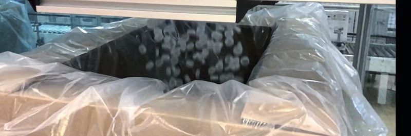Die Kunststoffverschlüsse fallen in einen lebensmittelkonformen Inlinersack, der sich an eine Box mit speziellem Bodenteil schmiegt, um Ovalitäten der Verschlüsse weitestgehend zu verhindern.
