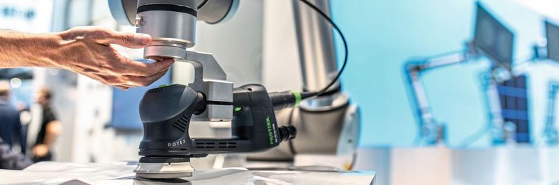 Durch den eingebauten Kraft-Momenten-Sensor agiert die E-Series-Modellreihe von UR hochsensibel – hier beim Polieren.