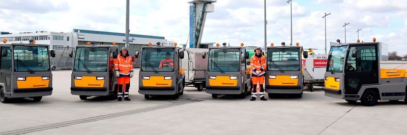 Der Nürnberg Airport ist der erste Flughafen mit einer kompletten E-Schlepper-Flotte. Gefahren wird mit 100 % Ökostrom.