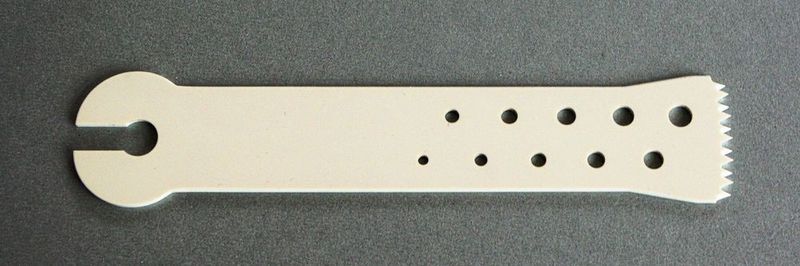 Säge zum Entfernen von Knochenmateraial (oben) und Dreikantbohrer für Dentaloperationen (unten) aus Keramik.