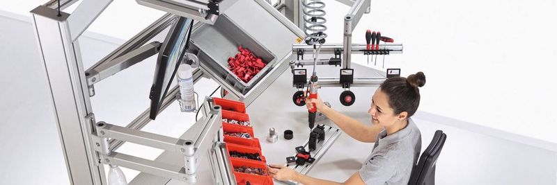 Mit den Item Schwenkarmen richten sich die Mitarbeiter ihren Arbeitsplatz individuell ein. Die flexible Anpassung an unterschiedliche Anforderungen führt dabei zu einer spürbaren Entlastung der Beschäftigten und zu verbesserten Arbeitsabläufen.
