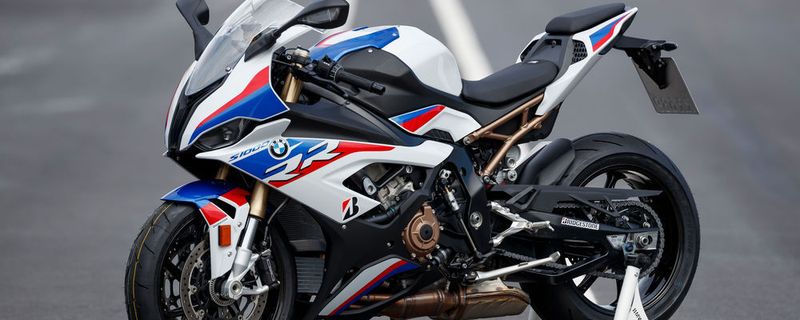Ab 18.750 Euro ist dieses primär für die Rennstrecke konzipierte Superbike zu haben, inklusive Blinkern, Seitenständer und Kennzeichenträger sowie EU4-Homologation.