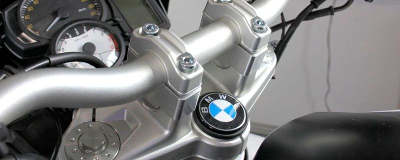 Mit der Lenkererhöhung von Hornig soll der Lenker der BMW F 800 R um 25 mm hochgesetzt werden.