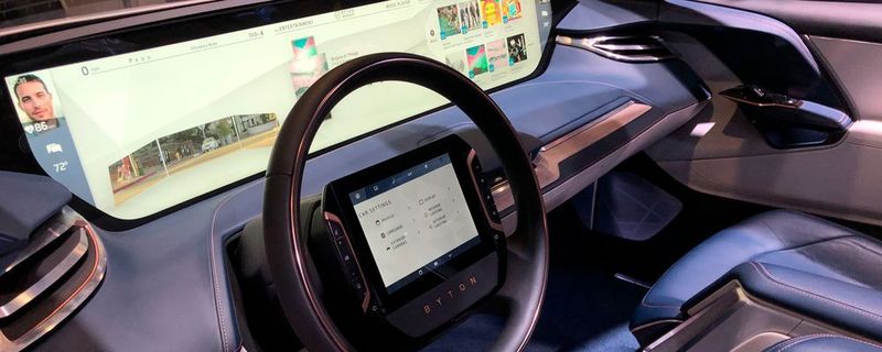 Vielen chinesische Kunden ist inzwischen jedes Zoll mehr Touchscreen-Breite deutlich mehr wert, als die ein oder andere Pferdestärke: Ein solches 48-Zoll-Display setzt der chinesische Autohersteller Byton künftig in seinem SUV M-Byte ein.