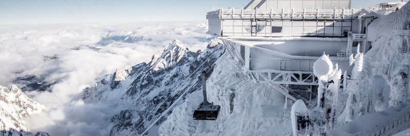 Die neue Seilbahn Zugspitze überwindet 1945 m Höhenunterschied. Die Großraumkabinen befördern bis zu 580 Personen pro Stunde auf den Gipfel.