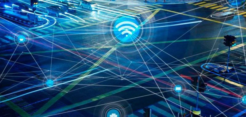 Eine Kreuzung wie diese stellte Entwickler von V2X-Anwendungen vor das Problem, dass zum Testen der Anwendung sowohl die erforderlichen Infrastrukturkomponenten als auch die anderen Verkehrsteilnehmer nicht verfügbar sind. Smarte Testsysteme mit simulierten V2X-Daten schaffen nun Abhilfe.