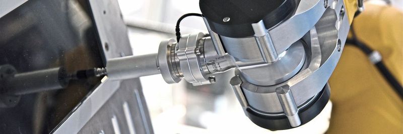 Um die Funktion der Displays bei unterschiedlich starken Bedienkräften zu simulieren, ist der Roboterfinger mit einem Kraft-Momentensensor ausgestattet.