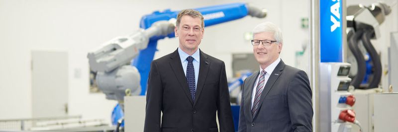 In der Geschäftsführung der Yaskawa Europe GmbH folgt Bruno Schnekenburger (links), bisher COO, als President & CEO auf Manfred Stern (rechts).