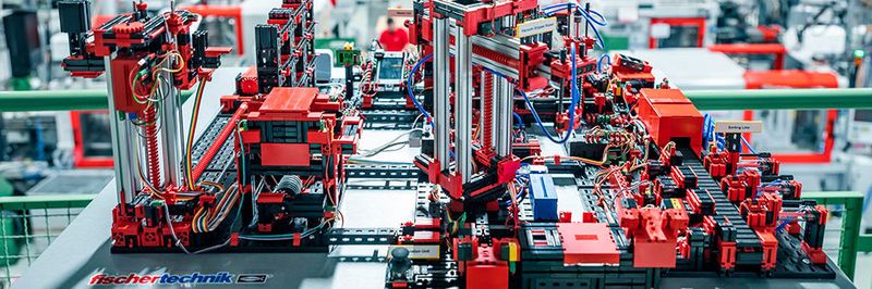 Eine Fabrik im Schreibtischformat: Fischertechnik auf der Hannover Messe.