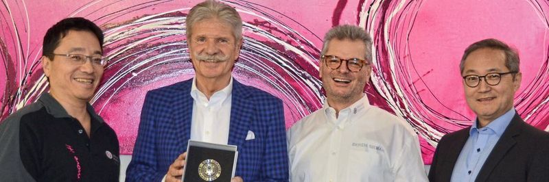 Freuen sich über das 1.000.000ste Getriebe aus Limburg: die Harmonic-Drive-Vorstände Norimitsu Ito, Reinhard Ernst, Ekrem Sirman und Masanao Kobayashi (v.l.).