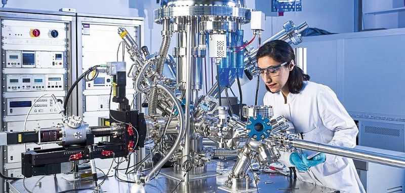 Doktorandin Niyousha Karimi Paridari untersucht die elektrochemischen Eigenschaften unterschiedlicher Materialien, um sie für neue Energiespeichertechnologien nutzbar zu machen.