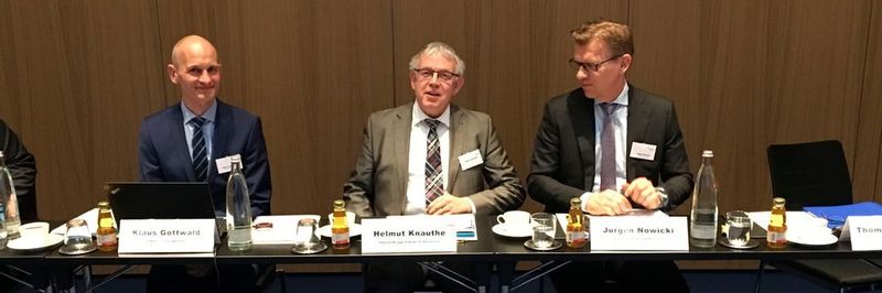 Klaus Gottwald, Helmut Knauthe und Jürgen Nowicki (v.l.n.r.) berichten bei der Jahrespressekonferenz der Arbeitsgemeinschaft Großanlagenbau (AGAB) des VDMA über die Entwicklung der Branche.