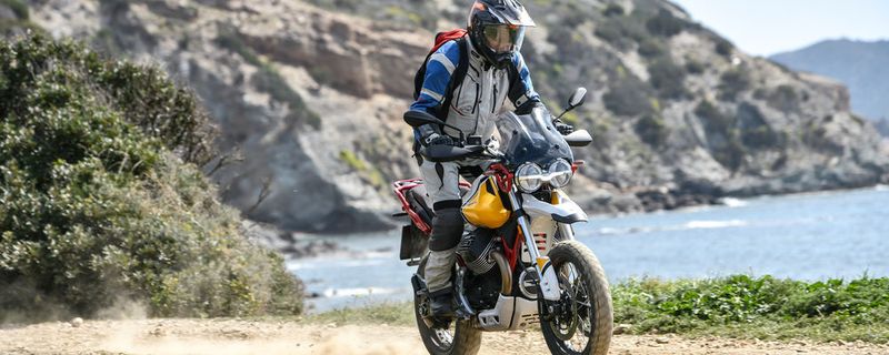 Moto Guzzi hat der neuen V85 TT nicht nur das witzigste LED-Tagfahrlicht des Marktes spendiert, sondern könnte sich mit seinem jüngsten Modell in neue Höhen befördern.