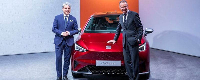 Jahrespressekonferenz in Martorell: Seats Vorstandsvorsitzender Luca de Meo und VW-Konzernchef Herbert Diess vor dem geplanten Elektroauto Seat El-Born.
