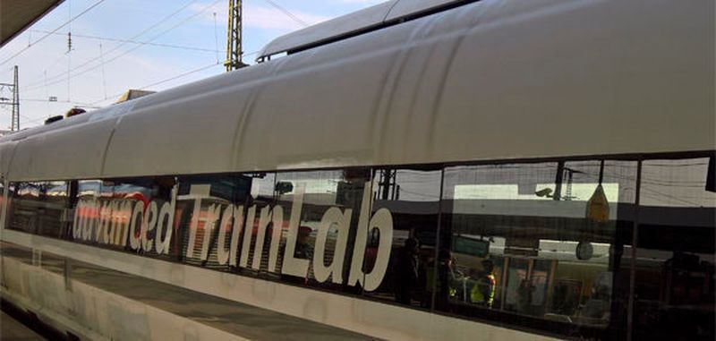 Das sensorgespickte Advanced Train Lab der Deutschen Bahn testet im Rahmen des 5G-Feldversuchs entlang der A9 bei Nürnberg Technologien wie Network Slicing und Datenübertragung im und aus dem fahrenden Zug.