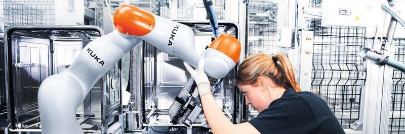 Beim LBR iiwa können Mensch und Roboter in enger Zusammenarbeit hochsensible Aufgaben lösen.